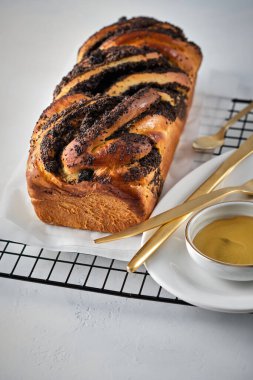 Haşhaş tohumlu kremalı dondurma. Paskalya ekmeği. Haşhaş tohumu örülmüş ya da rulo ekmek, Babka. Geleneksel Polonya tatlı Noel ekmeği.