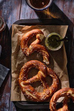 Oktoberfest yemek menüsü, yumuşak krakerler ve bira ahşap arka planda fotokopi alanı üst görünümü.