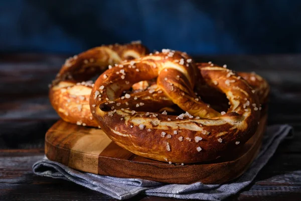 Taze pişmiş ev yapımı yumuşak kraker ve ahşap masada tuz. Ekim Festivali için mükemmel..