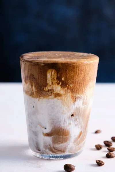 Caffè freddo con latte sul tavolo di legno bianco. Copia spazio . — Foto Stock