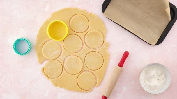 Biscuits faits maison et fromage cottage. Stop motion food. Sochniki. Biscuits de cuisson sur un délicat fond rose. Pâtisserie à croûte courte . — Video