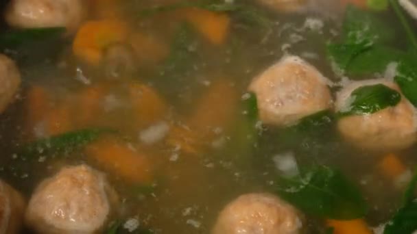 Homemade vegetable soup with meatballs in a pan. Spinach. Close-up. — Stock Video