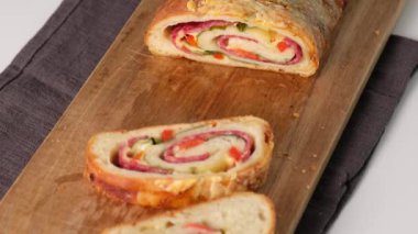 İtalyan yemeği peynirli pizza stromboli, mozzarella, salam, domates, ıspanak ve kırmızı biber..