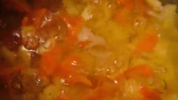 Soupe de légumes. Légumes dans l'eau bouillante. Pommes de terre, carottes, oignons, pois. Cuisson de soupe de légumes . — Video