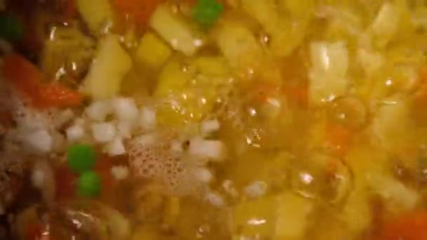 Soupe de légumes. Légumes dans l'eau bouillante. Pommes de terre, carottes, oignons, pois. Cuisson de soupe de légumes .