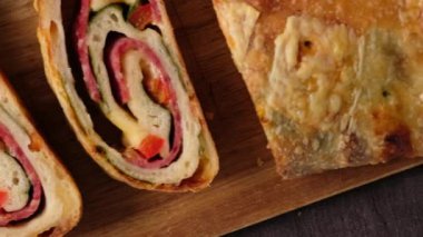 İtalyan yemeği peynirli pizza stromboli, mozzarella, salam, domates, ıspanak ve kırmızı biber..
