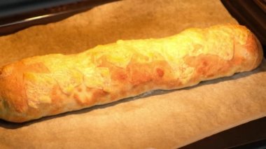 Fırında İtalyan yemeği peynirli pizza rulo stromboli peynirli, mozzarella, salam, domates, ıspanak ve kırmızı biber fırın tepsisi.