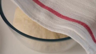 Maya hamuru, un. İtalyan yemeği için çiğ hamur rulo. Peynirli pizza, mozzarella, salam, domates, ıspanak ve kırmızı biber..