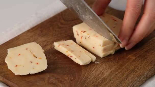 Las manos femeninas cortan queso para la comida italiana Pizza roll stromboli con queso, mozzarella, salami, tomates, espinacas y pimiento rojo . — Vídeos de Stock