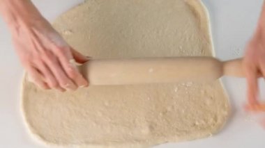 Maya hamuru. İtalyan yemeği için çiğ hamur rulo. Peynirli pizza, mozzarella, salam, domates, ıspanak ve kırmızı biber..