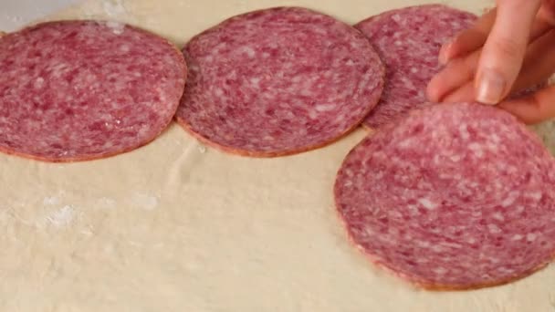 Kobiece dłonie robiące włoskie jedzenie Pizza roll stromboli z serem, mozzarellą, salami, pomidorami, szpinakiem i czerwoną papryką. — Wideo stockowe