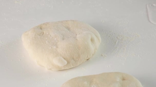 Gist deeg. Vrouwelijke handen die rauw deeg maken voor Italiaans eten Pizza roll stromboli met kaas, mozzarella, salami, tomaten, spinazie en rode peper. — Stockvideo