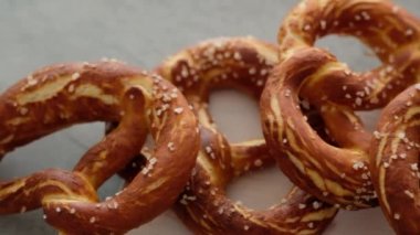 Oktoberfest yemek menüsü, yumuşak krakerler ve tahta tahtada bira ve beyaz arka plan. Bira döküldü. Birayla karıştırılmış cam..