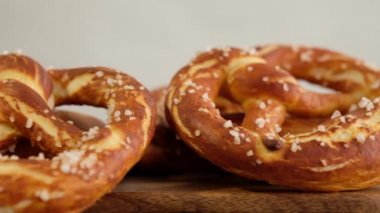 Oktoberfest yemek menüsü, yumuşak krakerler ve tahta tahtada bira ve beyaz arka plan. Bira döküldü. Birayla karıştırılmış cam..