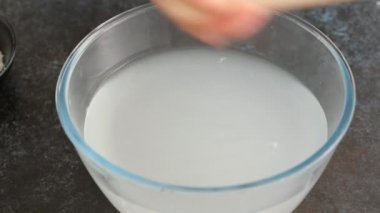 Soda solüsyonunda pişmiş krakerler. Oktoberfest yemek menüsü, yumuşak krakerler ve bira. Bira döküldü. Birayla karıştırılmış cam. Britzel..