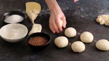 Kadın hamur rulo yapar ve ekmek, burger, pizza, kraker yapar. Oktoberfest yemek menüsü, yumuşak krakerler ve bira. Bira döküldü. Birayla karıştırılmış cam. Bretzel. Yavaş çekim.