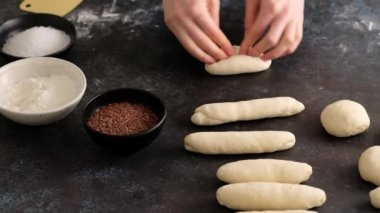 Kadın hamur rulo yapar ve ekmek, burger, pizza, kraker yapar. Oktoberfest yemek menüsü, yumuşak krakerler ve bira. Bira döküldü. Birayla karıştırılmış cam. Bretzel. Yavaş çekim.