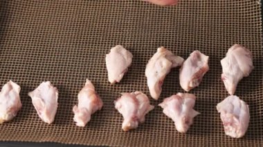 Soslu tavuk kanadı. Tavuk kanadı pişiriyorum.