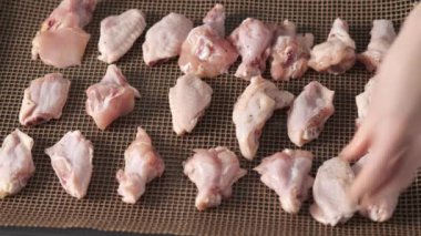 Soslu tavuk kanadı. Tavuk kanadı pişiriyorum.