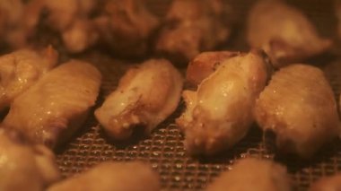 Soslu tavuk kanadı. Tavuk kanadı pişiriyorum.