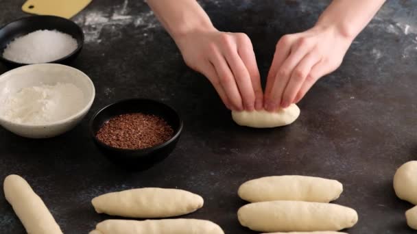 Kobieta bułka z masłem i robi chleb, hamburgera, pizzę, precle. Menu Oktoberfest, miękkie precle i piwo. Piwo jest nalewane. Mgliste szkło z piwem. Bretzel. Zwolniony ruch. — Wideo stockowe