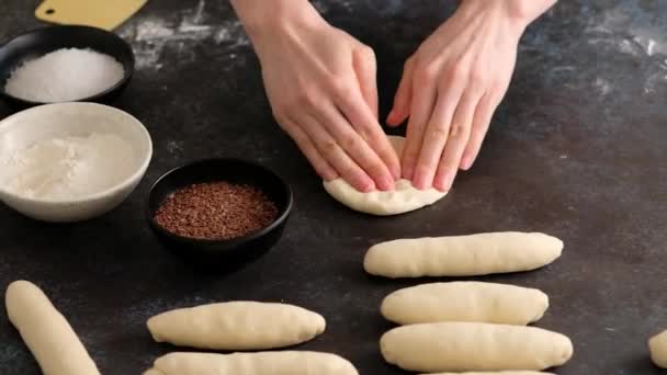 Mulher rola massa e faz pão, hambúrguer, pizza, pretzels. Menu de comida Oktoberfest, pretzels macios e cerveja. A cerveja é derramada. Copo misturado com cerveja. Bretzel. Movimento lento . — Vídeo de Stock