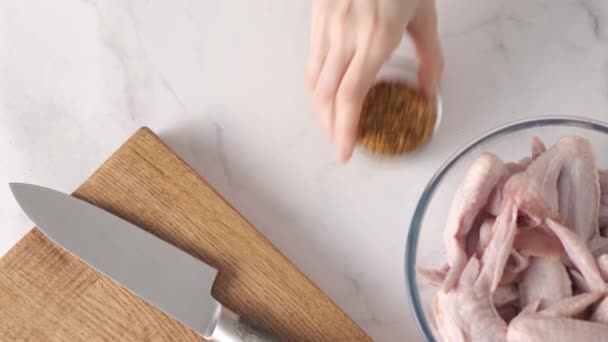 Asas de frango com molho. Cozinhar asas de frango — Vídeo de Stock