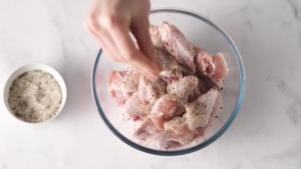 Sayap ayam dengan saus. Memasak sayap ayam — Stok Video