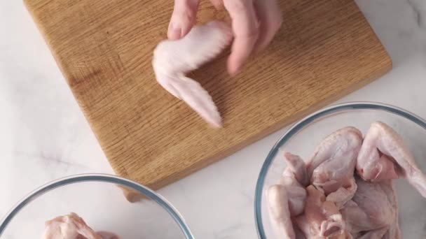 鶏の羽をソースで。鶏の羽の調理 — ストック動画