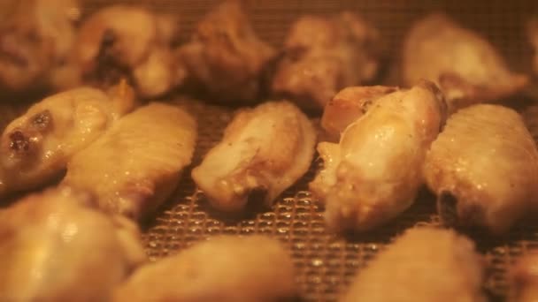 Kippenvleugels met saus. Kippenvleugels koken — Stockvideo