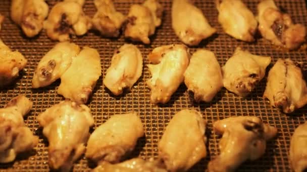 Φτερούγες κοτόπουλου με σάλτσα. Μαγειρεύοντας φτερούγες κοτόπουλου — Αρχείο Βίντεο