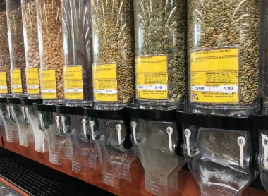 Toplu fındık ve diğer gıda seçimi bakkal