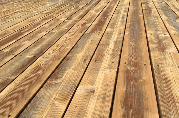 Geschliffenes Holzdeck zum Beizen vorbereitet — Stockfoto