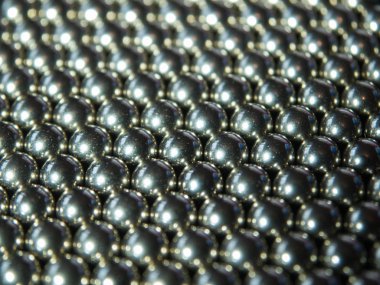 Metal topları dizilmiş, üst üste