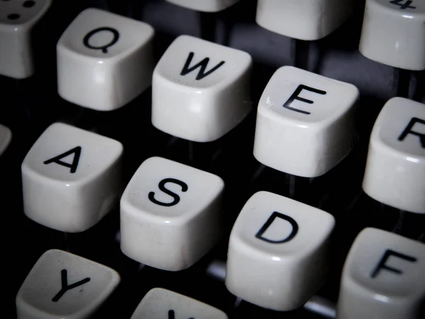 Close-up van schrijfmachine toetsenbord, Wasd gemarkeerd — Stockfoto