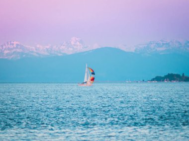 Yelkenli tekne ile arka planda İsviçre Alpleri ve Konstanz Gölü üzerinde