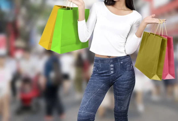 Donna shopping sulla strada — Foto Stock
