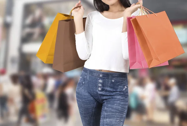Mujer de compras en la calle — Foto de Stock