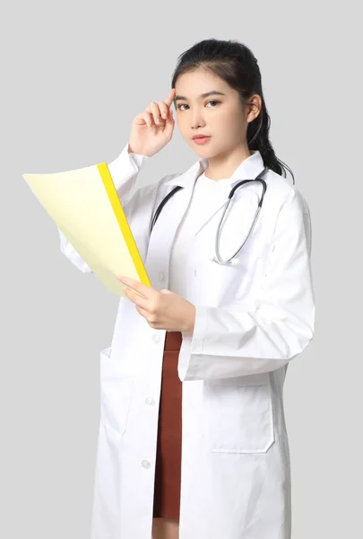Portret Młodej Dorosłej Lekarki Mundurze Stetoskopie — Zdjęcie stockowe