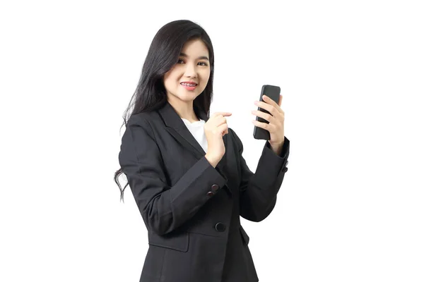 Junge Asiatische Geschäftsfrau Hält Ihr Smartphone Auf Weißem Hintergrund Studio — Stockfoto