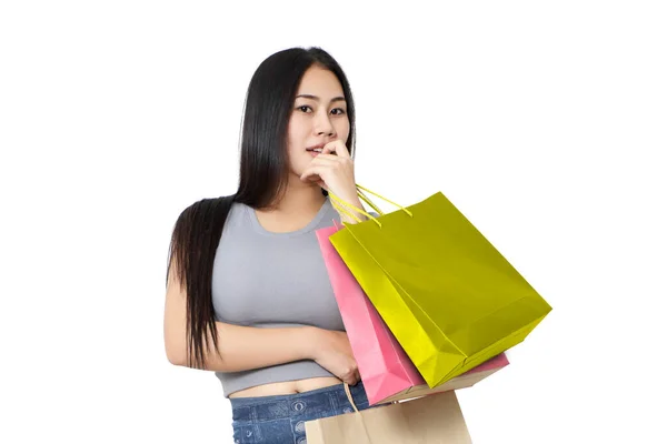 年轻的亚洲女人拿着购物袋去购物 背景是白色的 — 图库照片