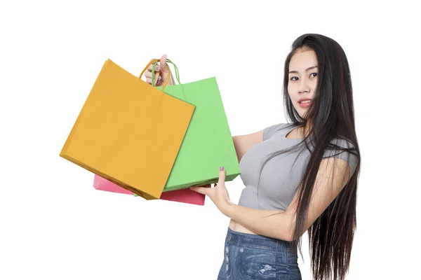 Jovem Mulher Asiática Segurando Saco Compras Para Compras Fundo Branco — Fotografia de Stock