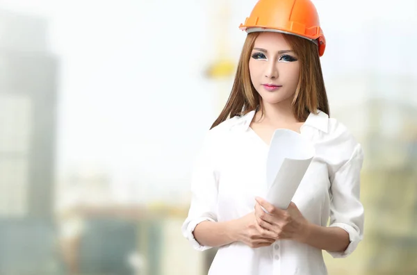 建設現場ビルビジネスで働く女性技術者 — ストック写真