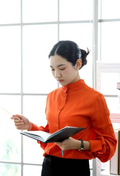 Junge Frau Arbeitet Ihr Geschäft Büro — Stockfoto