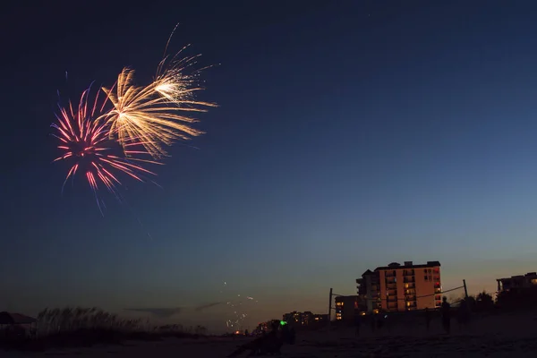 Fuegos Artificiales Atardecer Fuegos Artificiales Del Julio Playa Fotos de stock libres de derechos