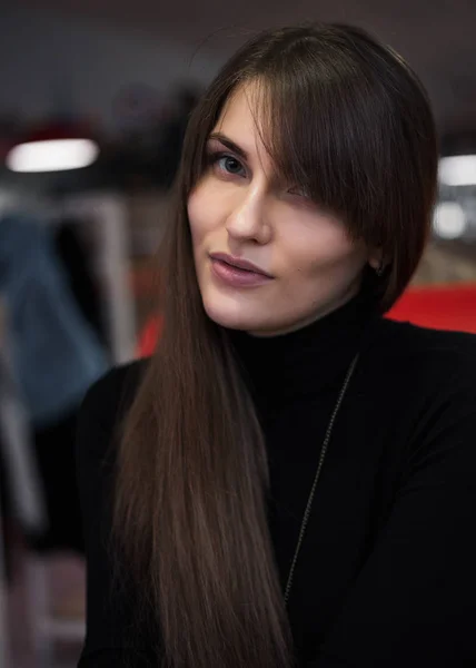 Mulher bonita com cabelo comprido — Fotografia de Stock