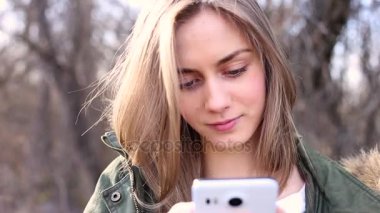 Park telefonunda bir mesaj yazma sarışın saçlı kız