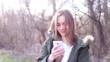 Kız telefondan dağıttı ve kameraya baktı