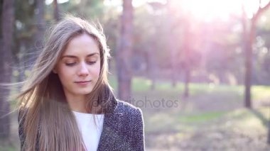 Genç bir kız onun ceket cebinden bir telefon alır, bir sayı ve onun cep telefonuna konuşmaya çevirme