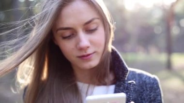 Kadın bir numarayı aramak ve onun cep telefonuna başlar